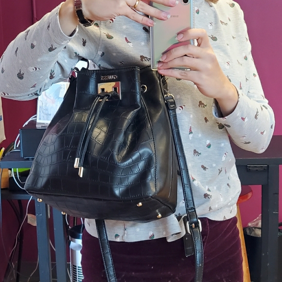 GUESS bucket bag - Picture 2 of 4